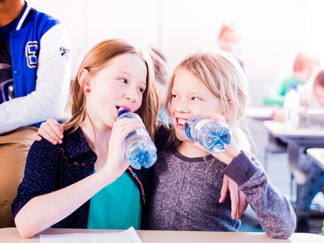 Meisjes drinken water